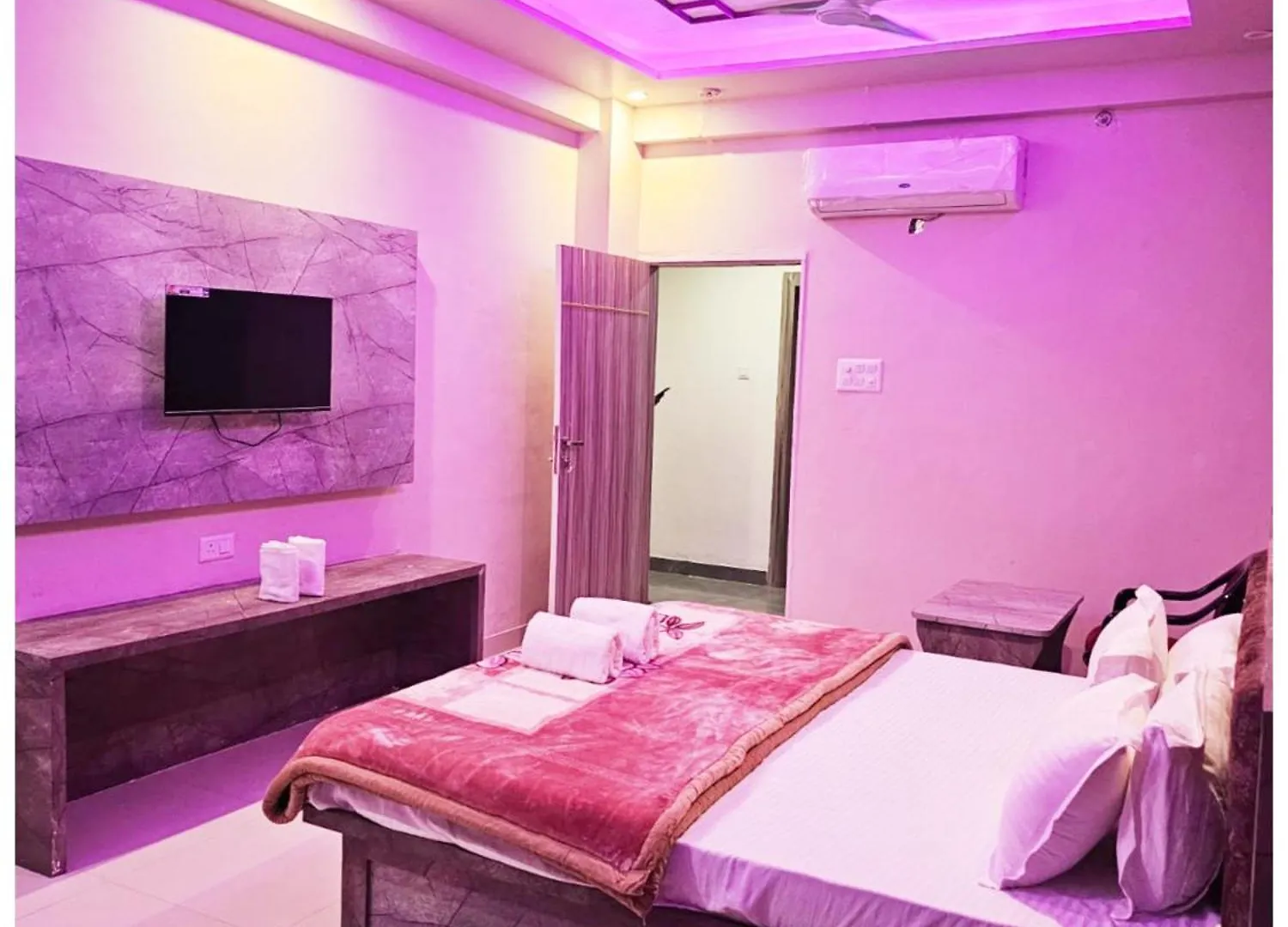 Hotel Kashi Inn Rajghat Near Kashi Vishwanath Temple & Ganga Ghat--Fully Air Conditioning Room-Freewi-Fi-Parking-Lift -Room Service- Best Hotel In Varanasi
