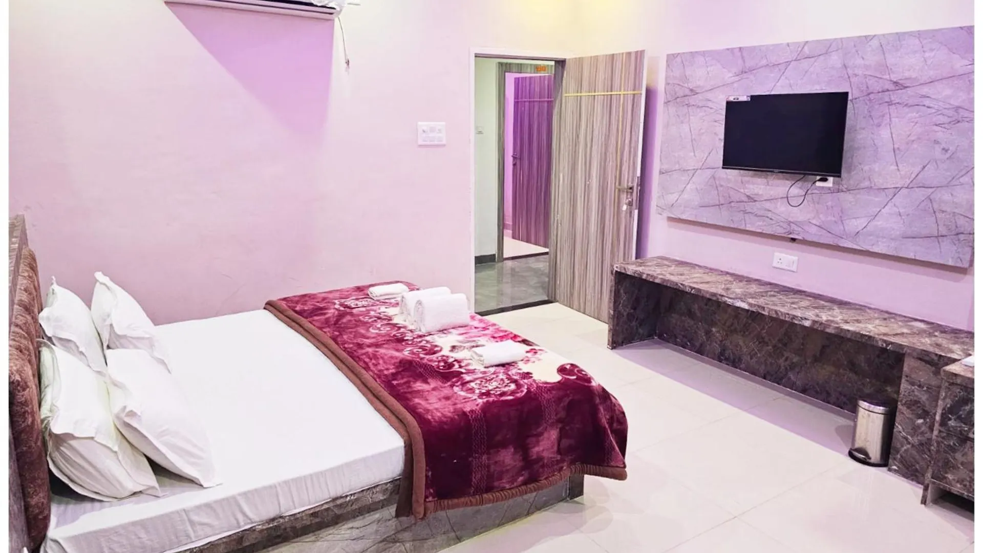 Hotel Kashi Inn Rajghat Near Kashi Vishwanath Temple & Ganga Ghat--Fully Air Conditioning Room-Freewi-Fi-Parking-Lift -Room Service- Best Hotel In Varanasi Homestay