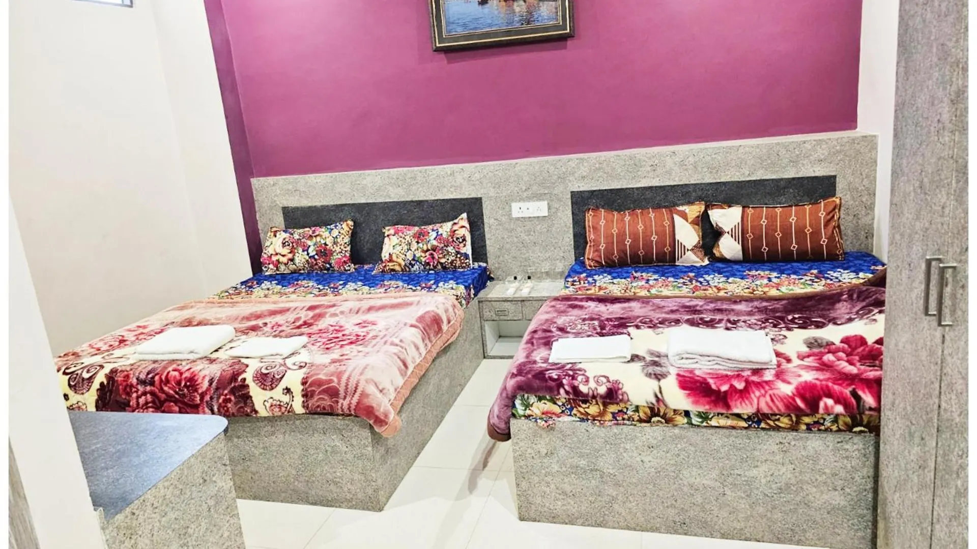 Hotel Kashi Inn Rajghat Near Kashi Vishwanath Temple & Ganga Ghat--Fully Air Conditioning Room-Freewi-Fi-Parking-Lift -Room Service- Best Hotel In Varanasi